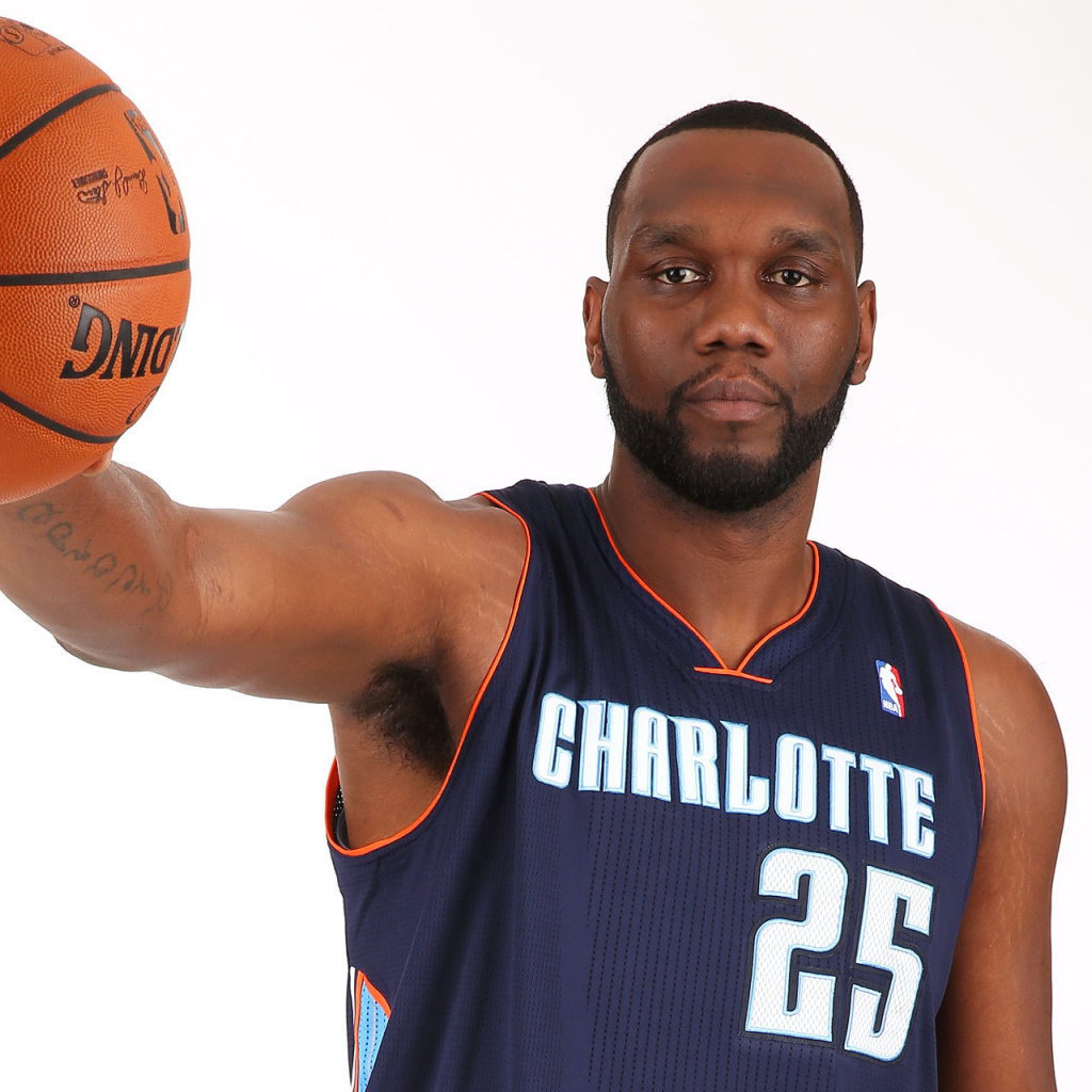 Эл Джефферсон с баскетбольным мячом