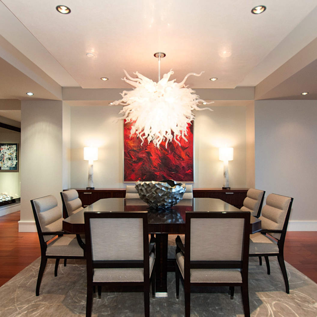 Необычная люстра в столовой