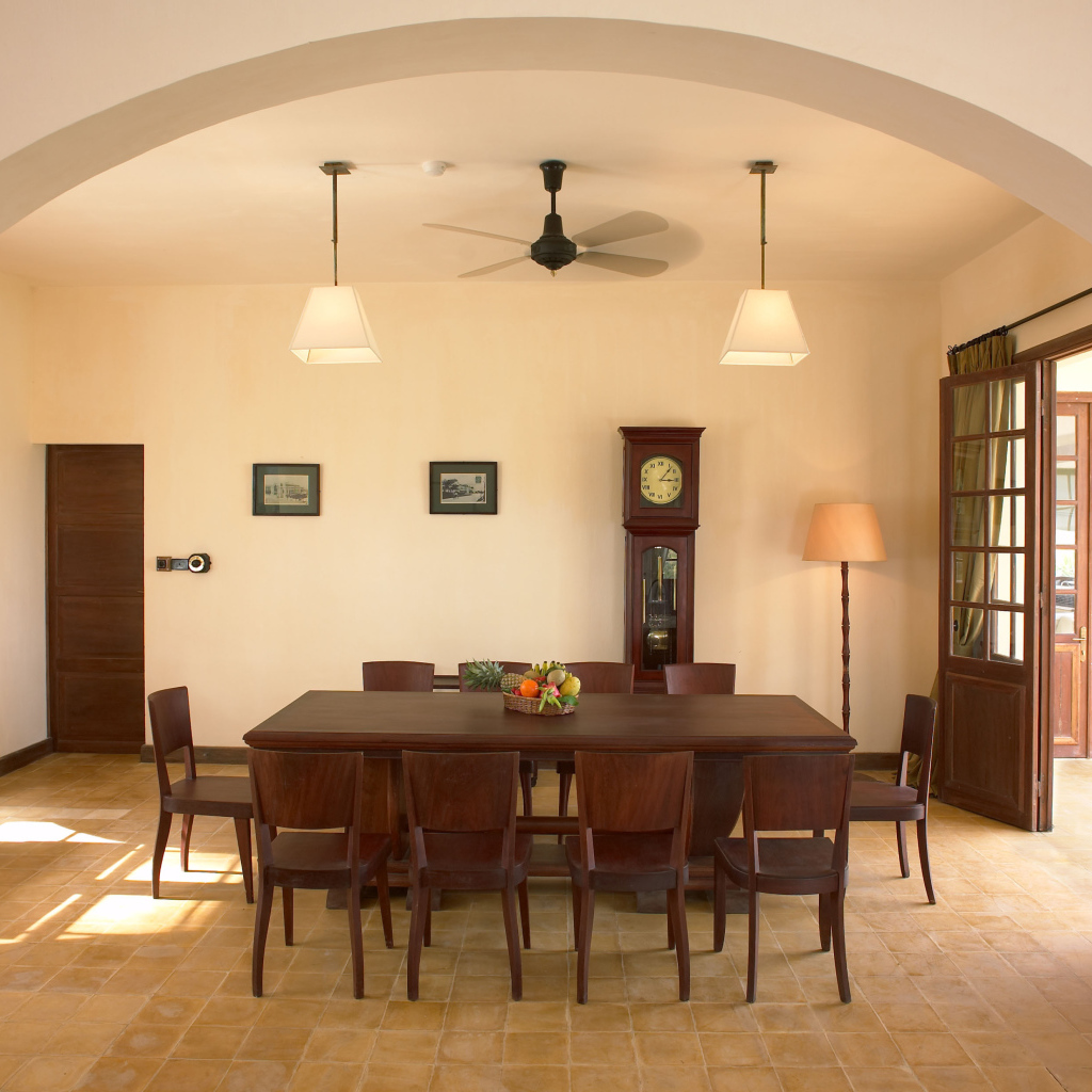 Арка на потолке в столовой