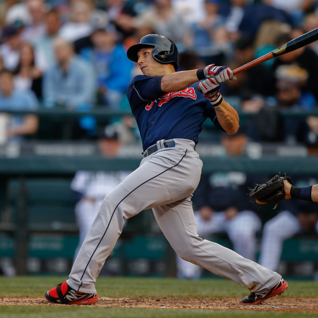 Асдрубал Кабрера отбивает мяч