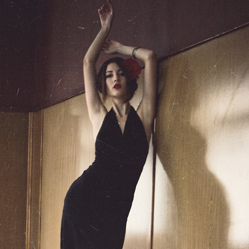 Азиатка в чёрном платье