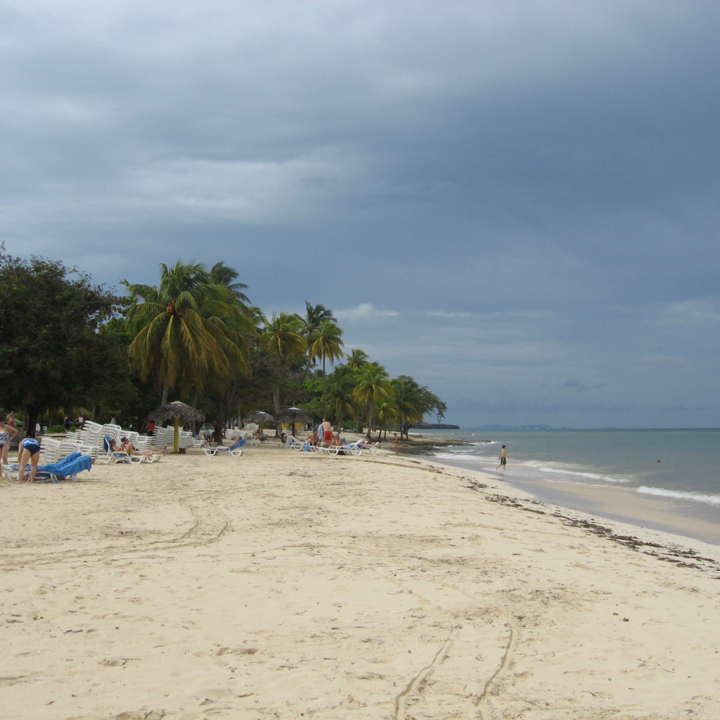 Осенний отдых на пляже на курорте Гуардалавака, Куба