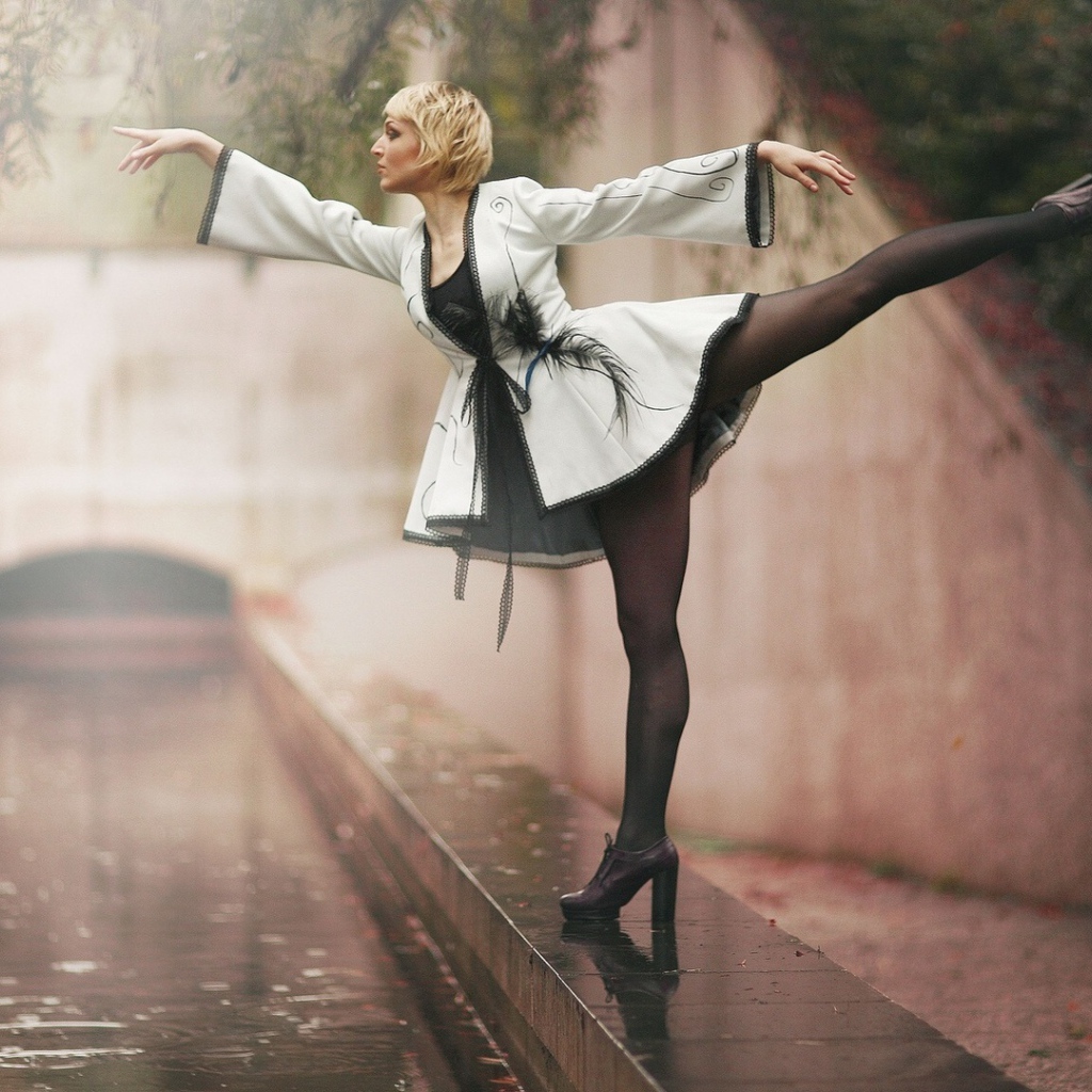 Балерина у реки