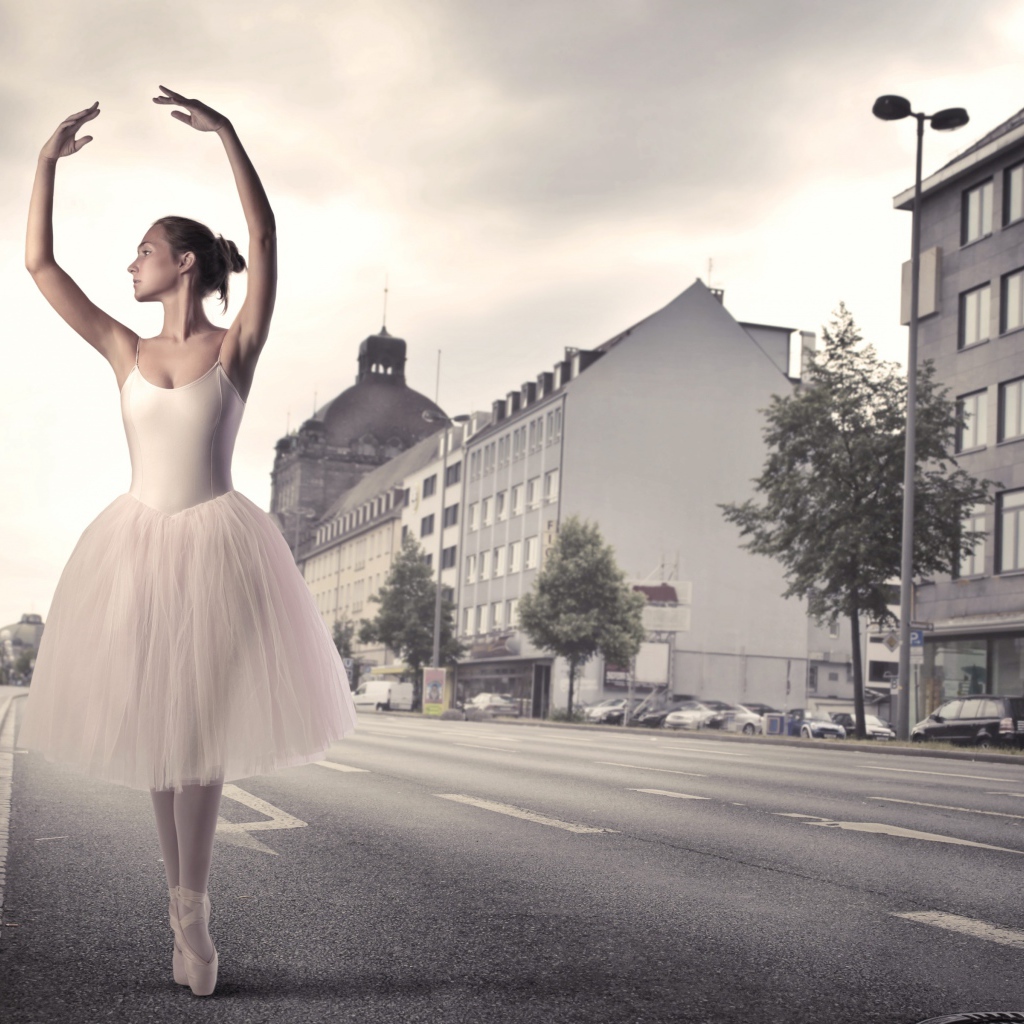 Балерина танцует на улице