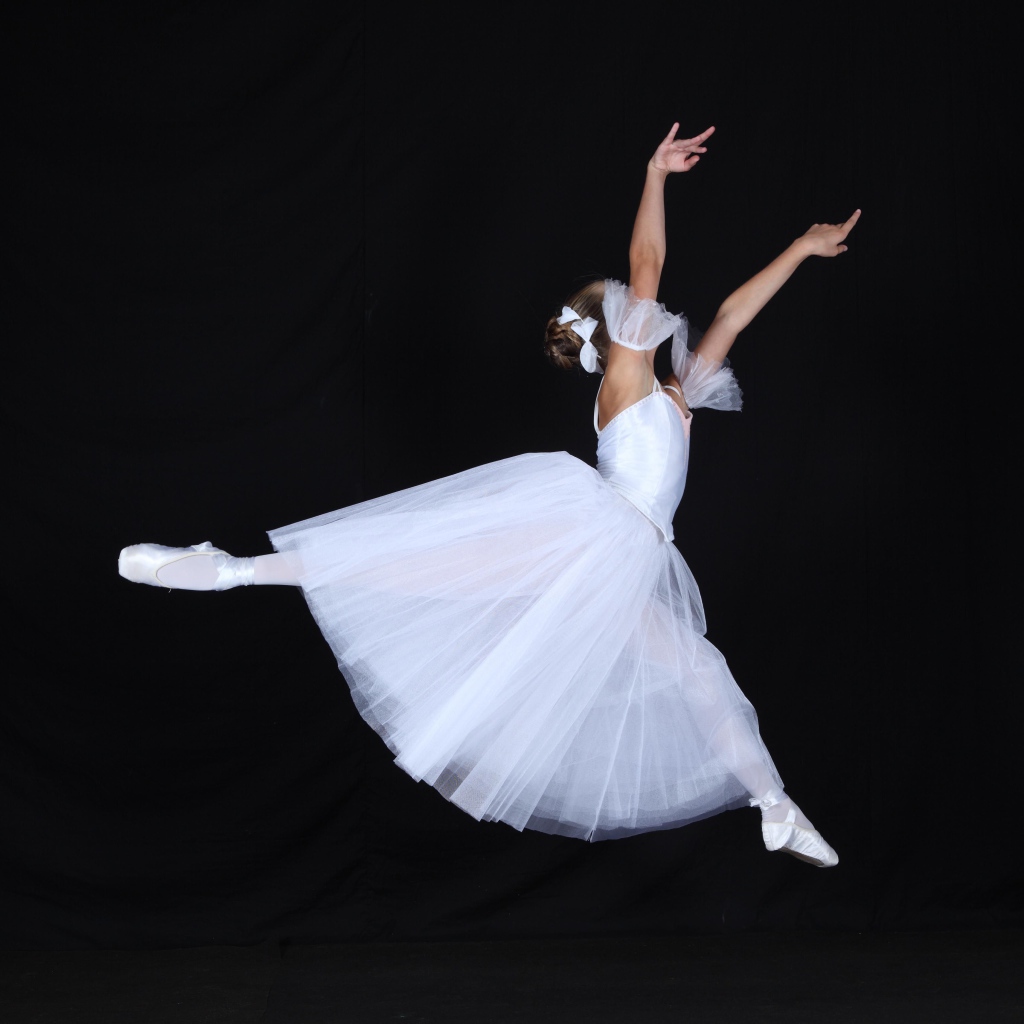 Балерина  в прыжке