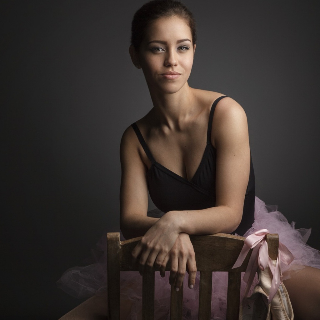 Балерина на стуле