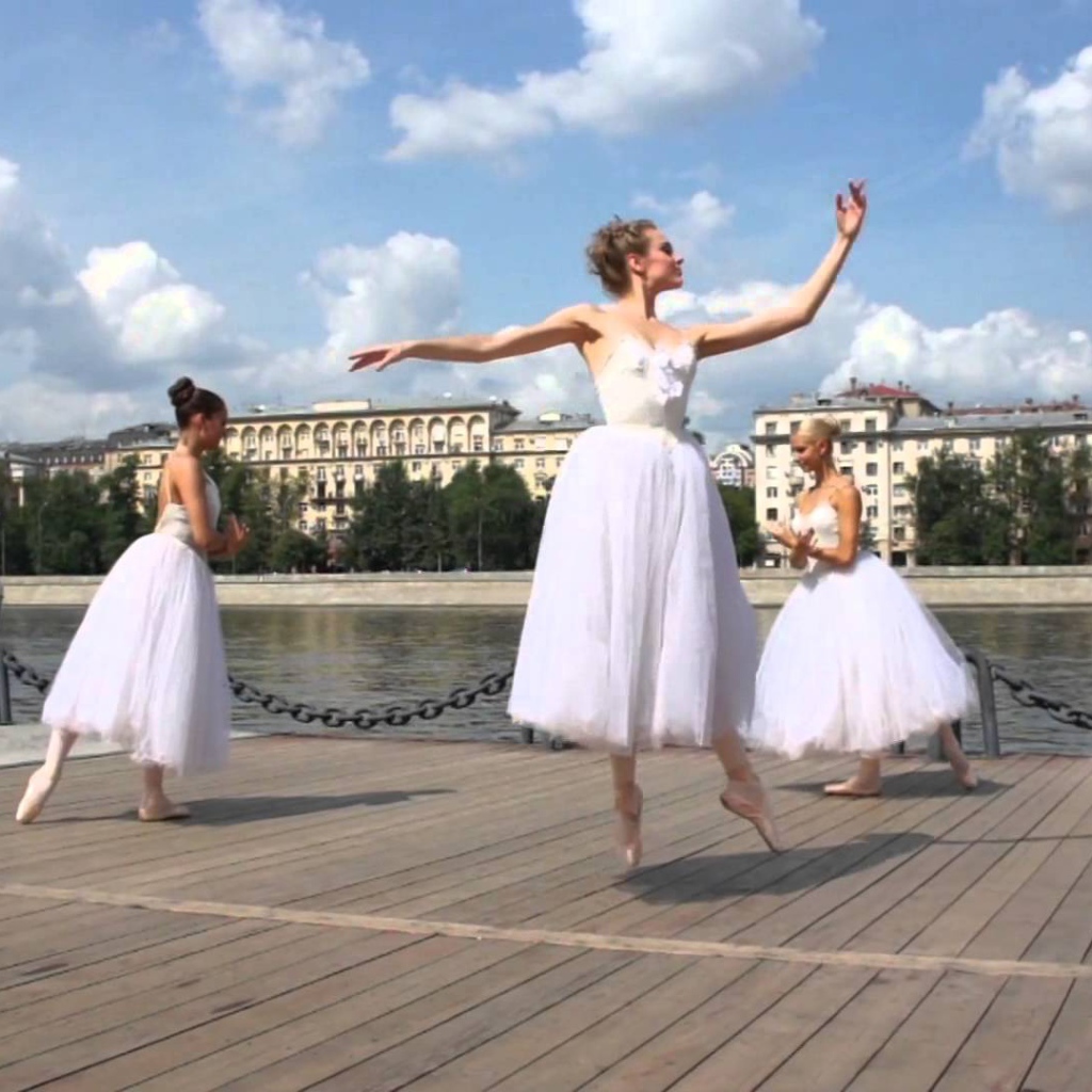 Балерины на пристани
