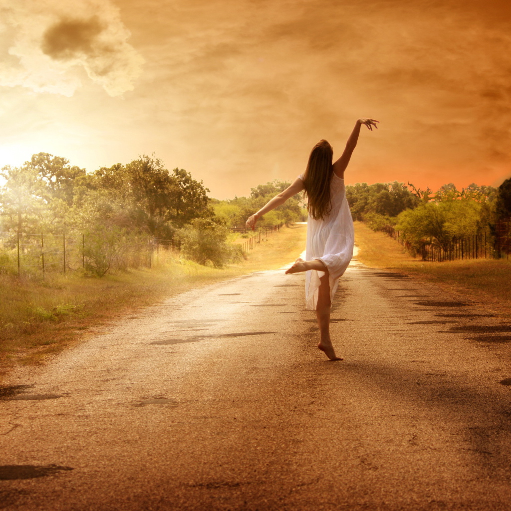 Балерина на дороге на фоне заката