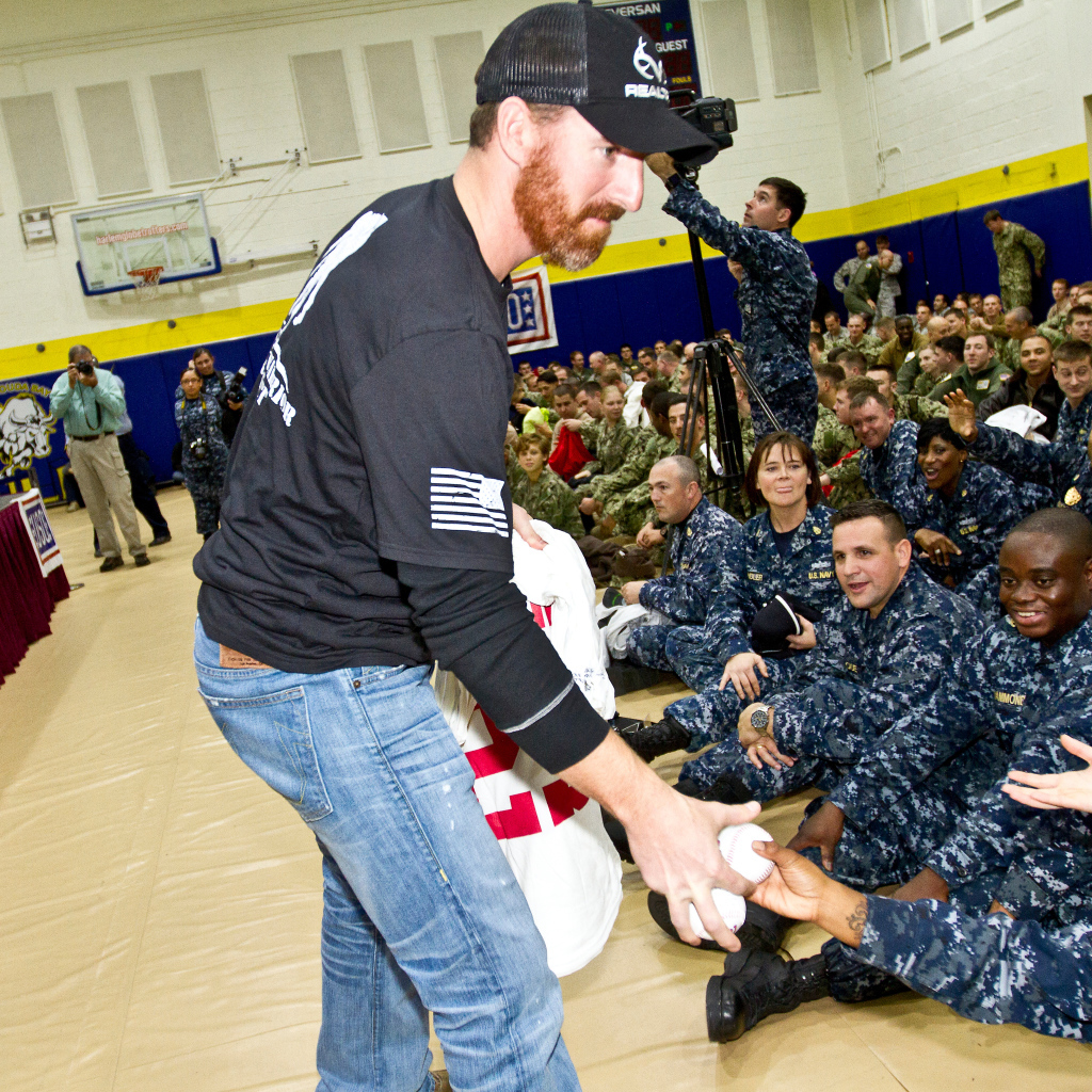 Бейсболист Адам Ляруш с военными