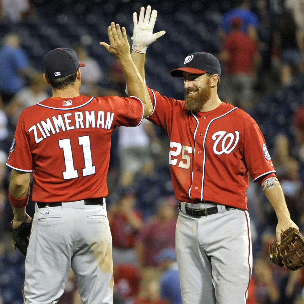 Бейсболист Адам Ляруш с товарищем по команде