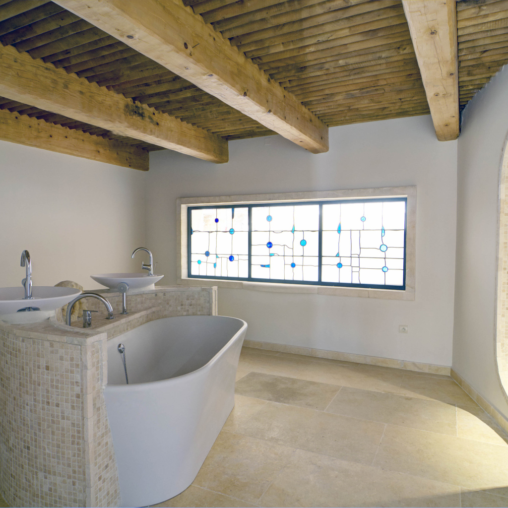 Ванная комната с деревянной крышей