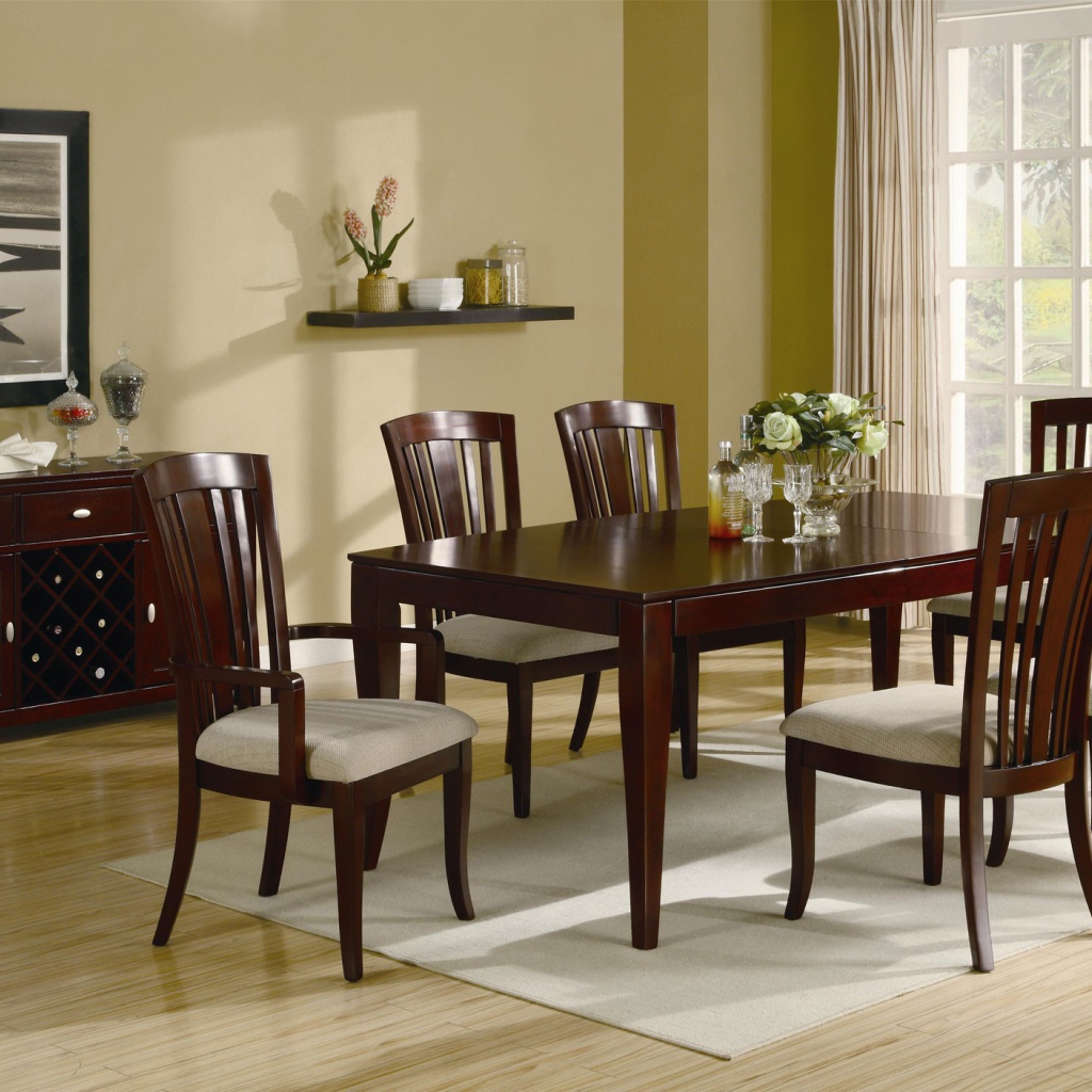 Красивая столовая в доме