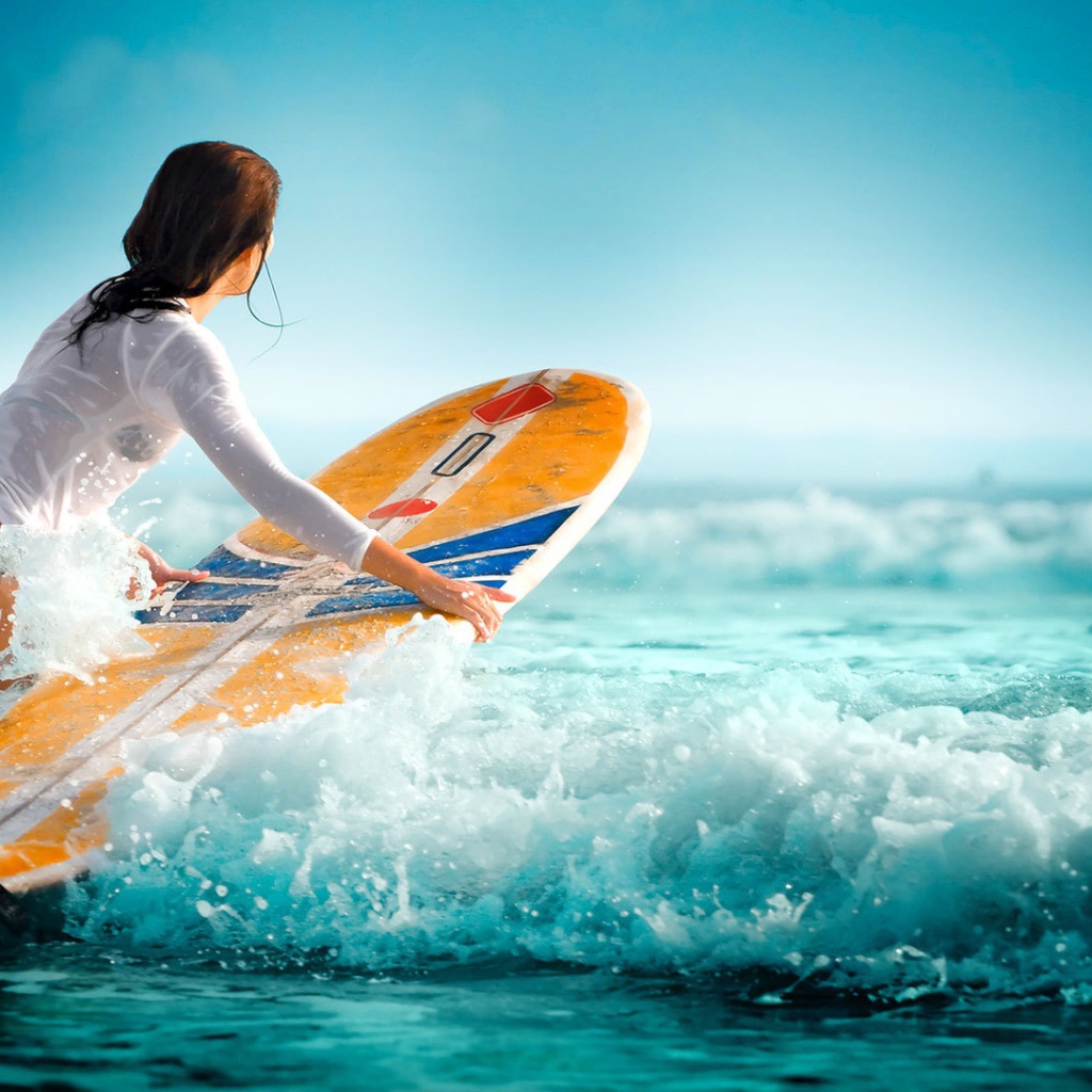 Красивая девушка занимается серфингом
