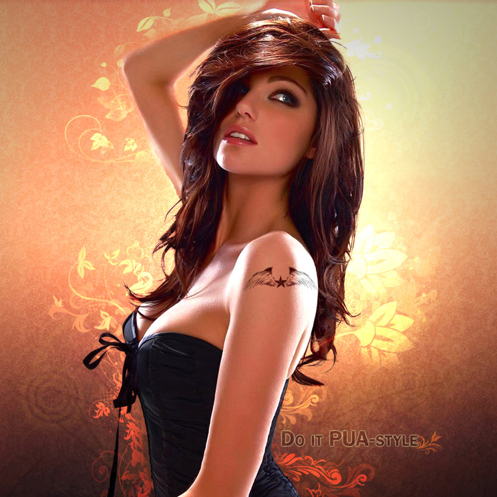 Красивая девушка с татуировкой на плече