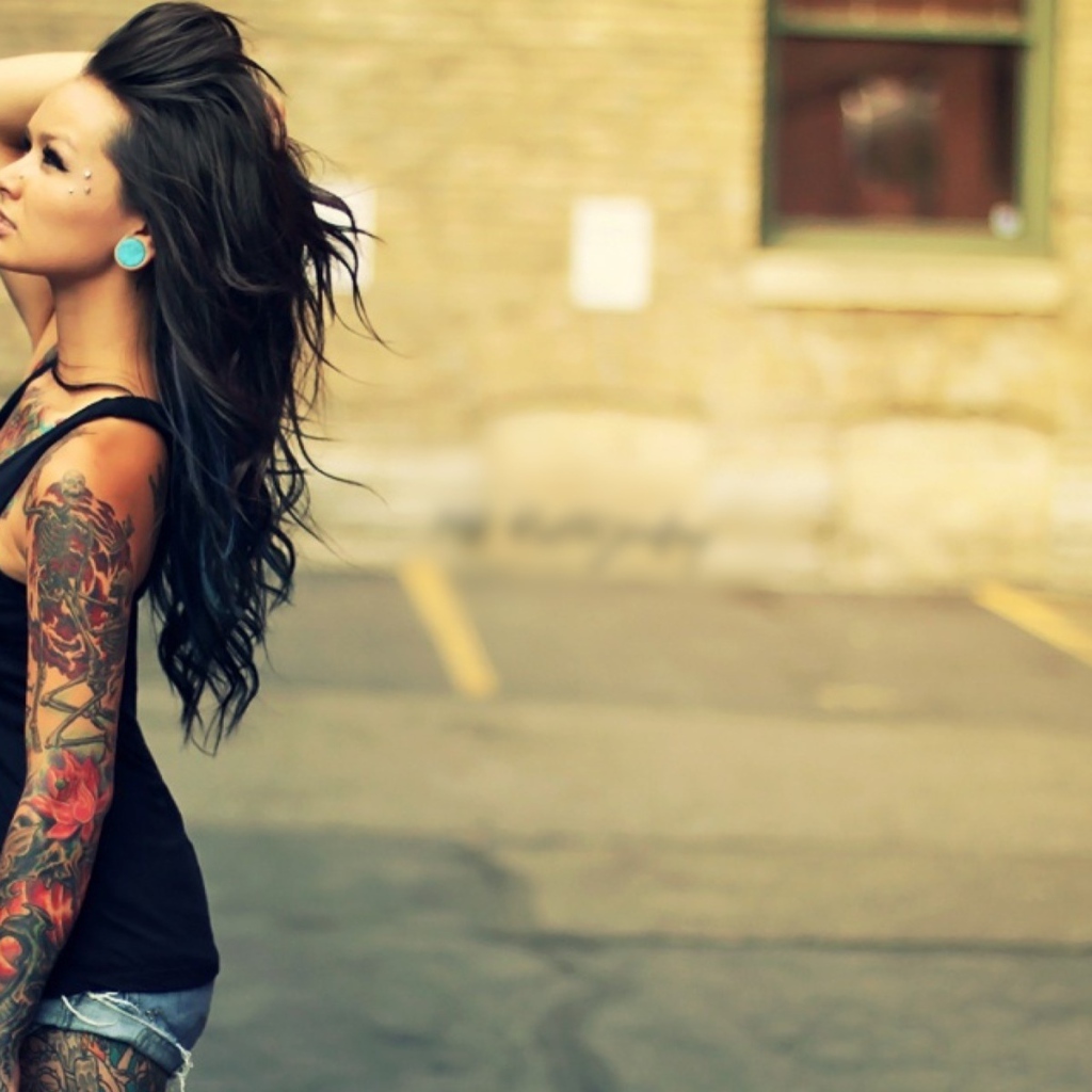 Красивая девушка с татуировками