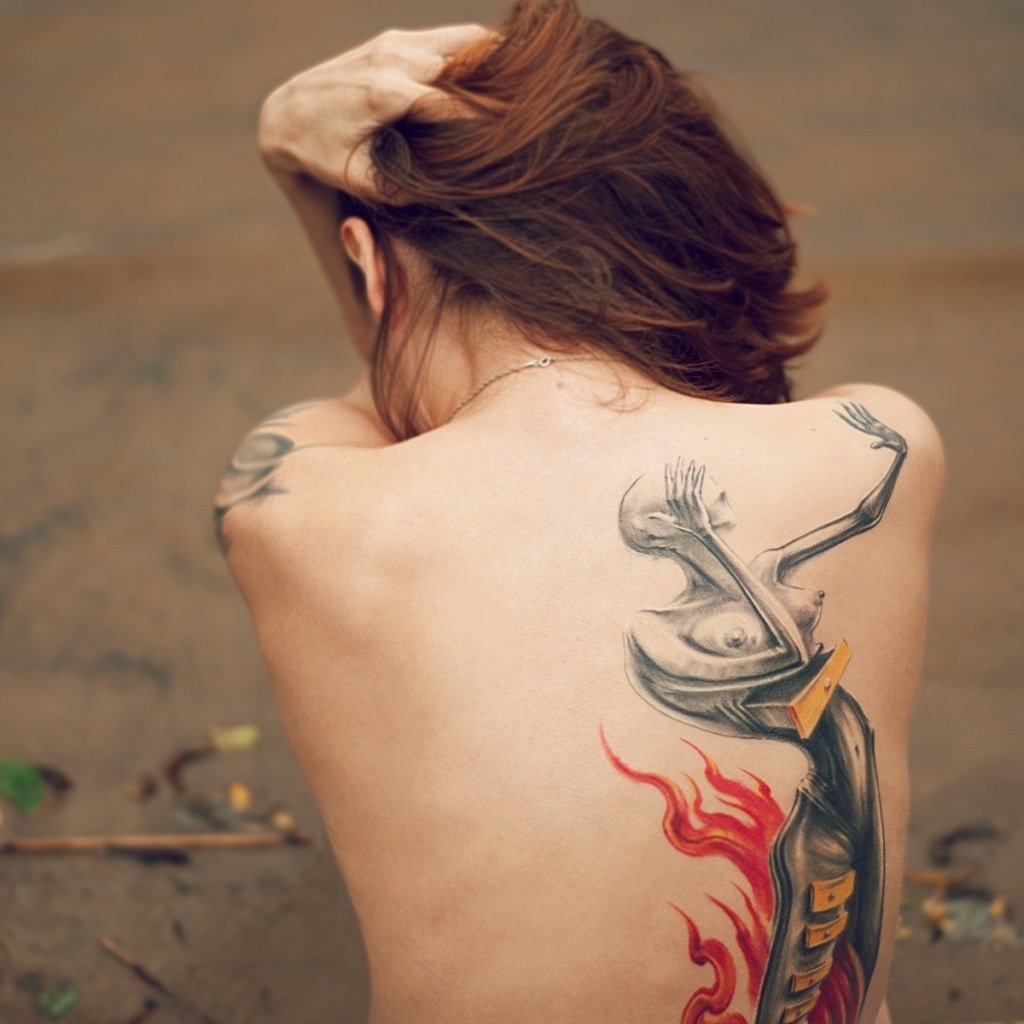 Красивая татуировка на спине у девушки