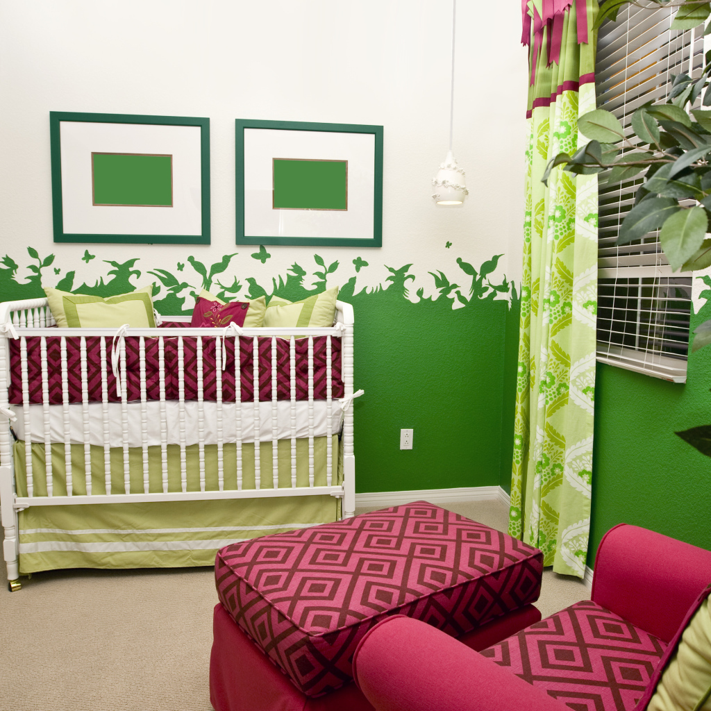 Кровать для малыша и кресло для мамы в детской