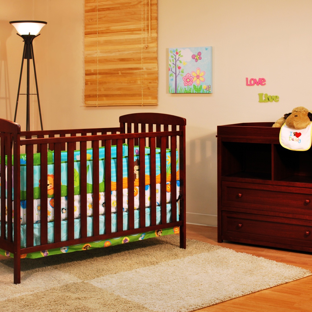 Кровать для грудного ребенка в детской
