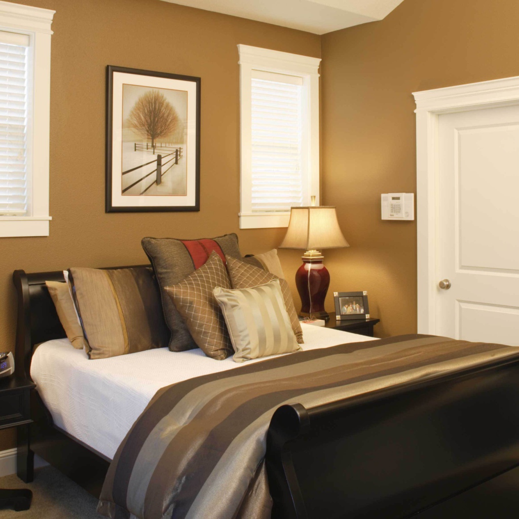 Кровать в спальне