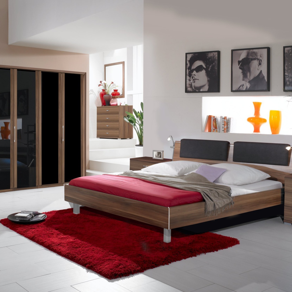 Спальня с красным ковром