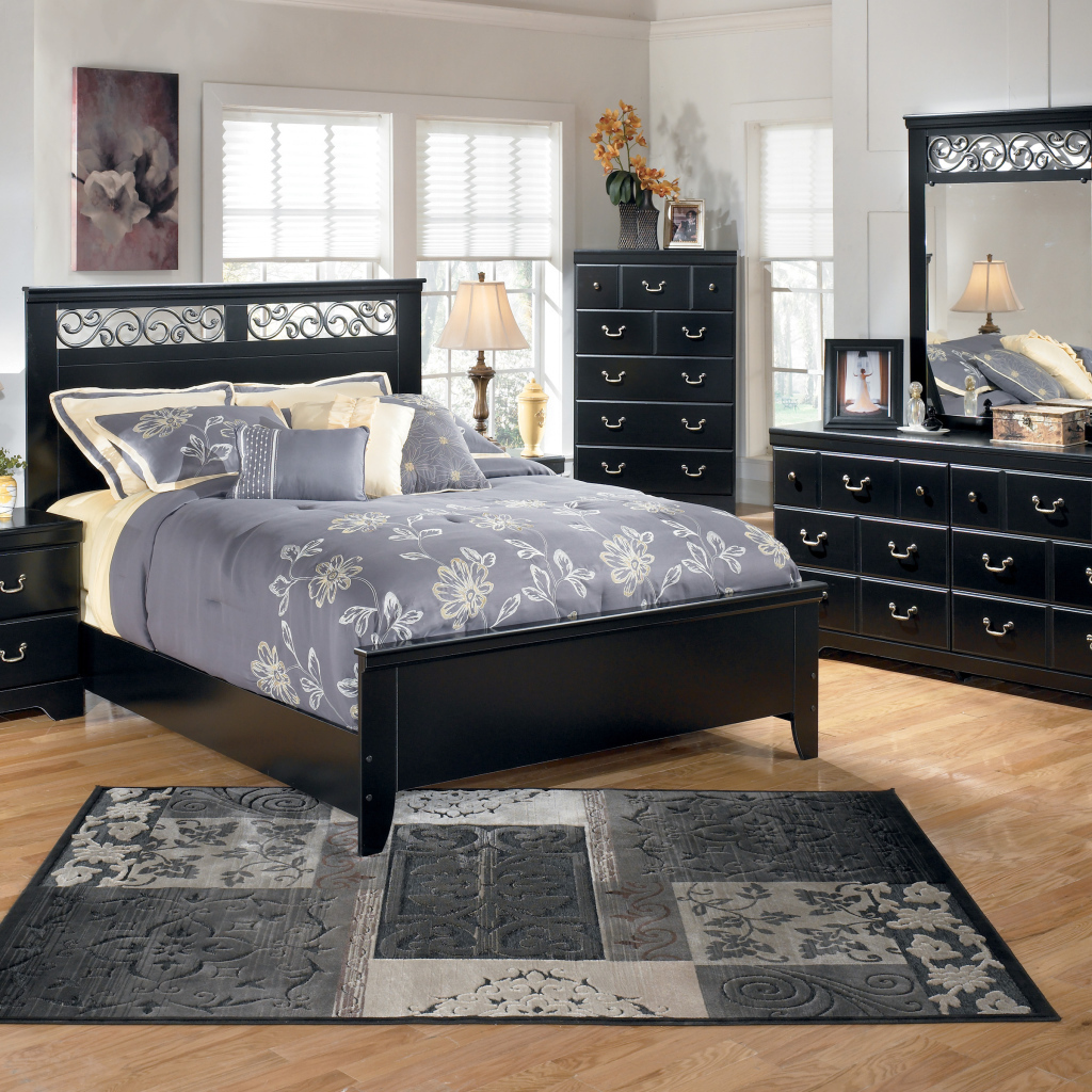Черная кровать в спальне