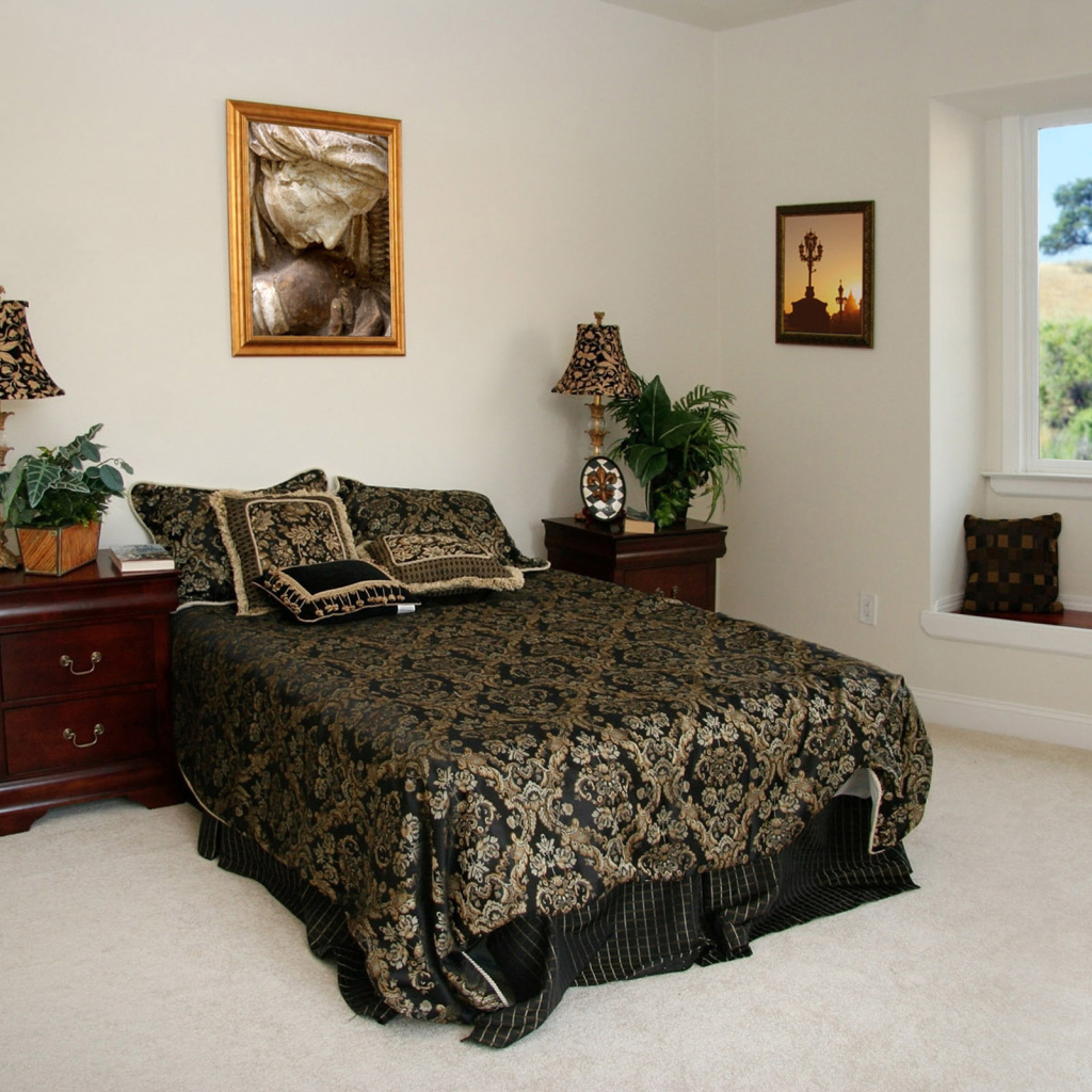 Черное покрывало на кровати в спальне