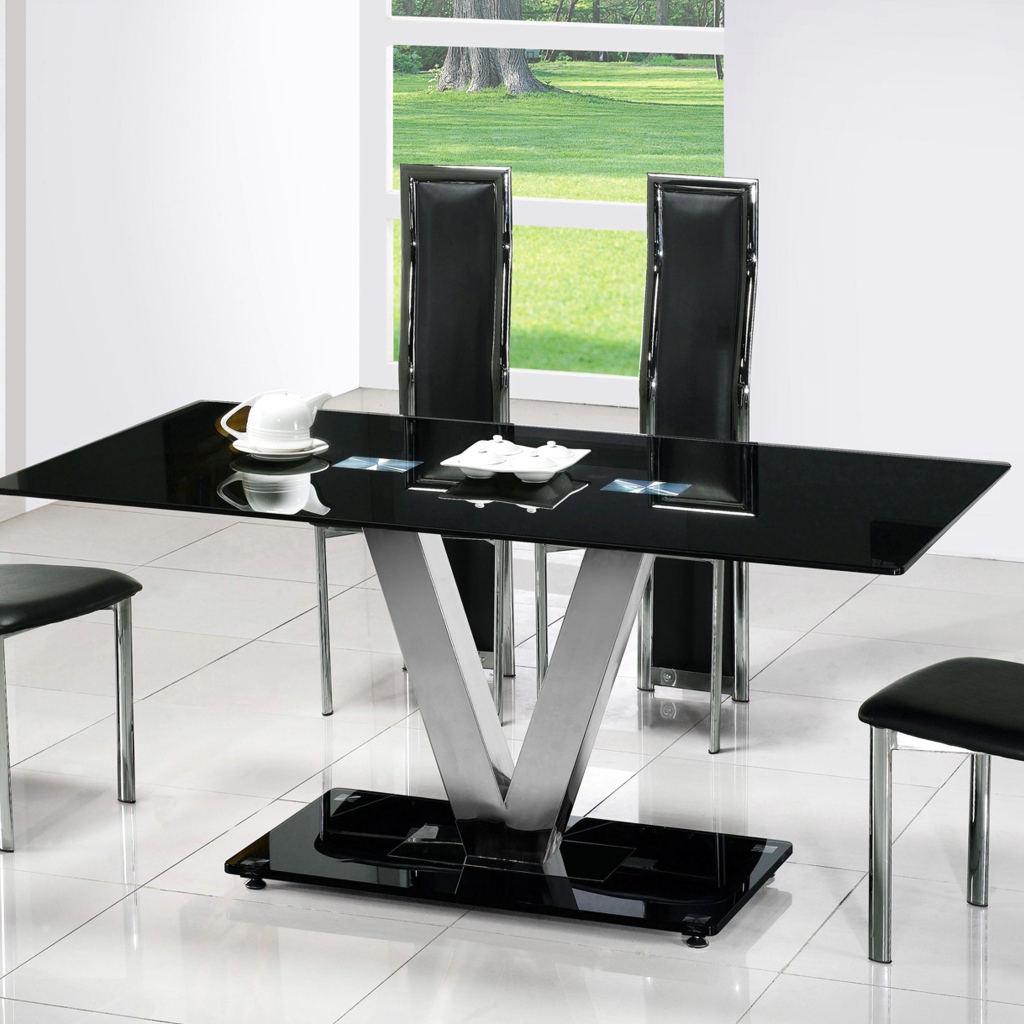 Черная мебель в столовой