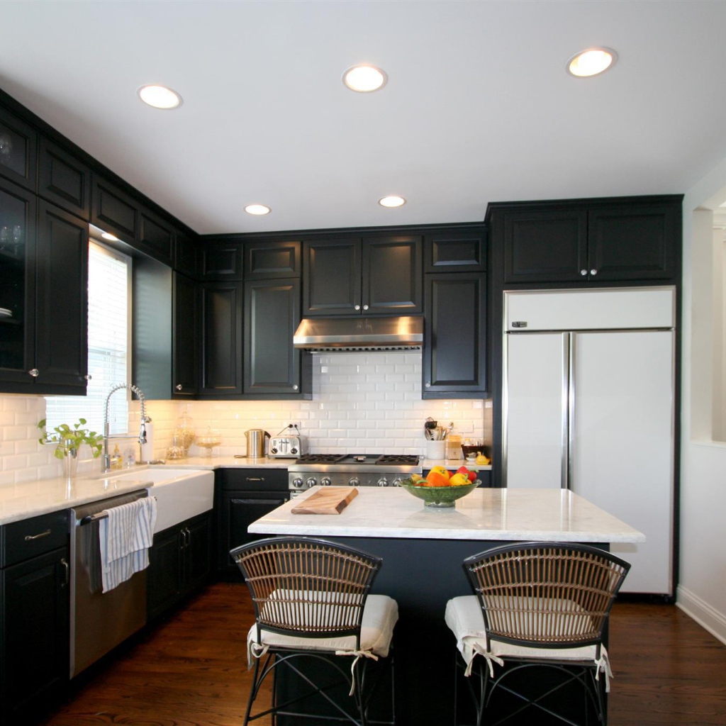 Черная мебель на кухне