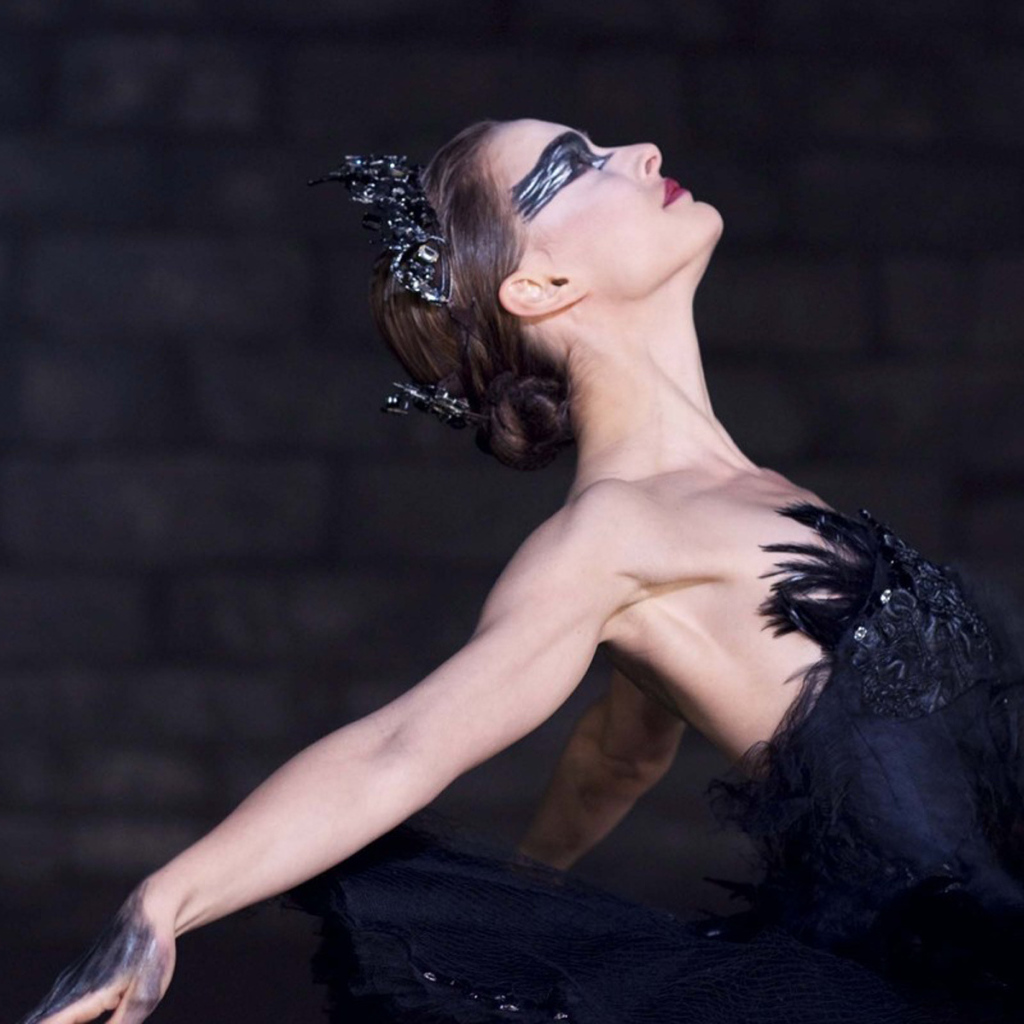 Балерина черный лебедь