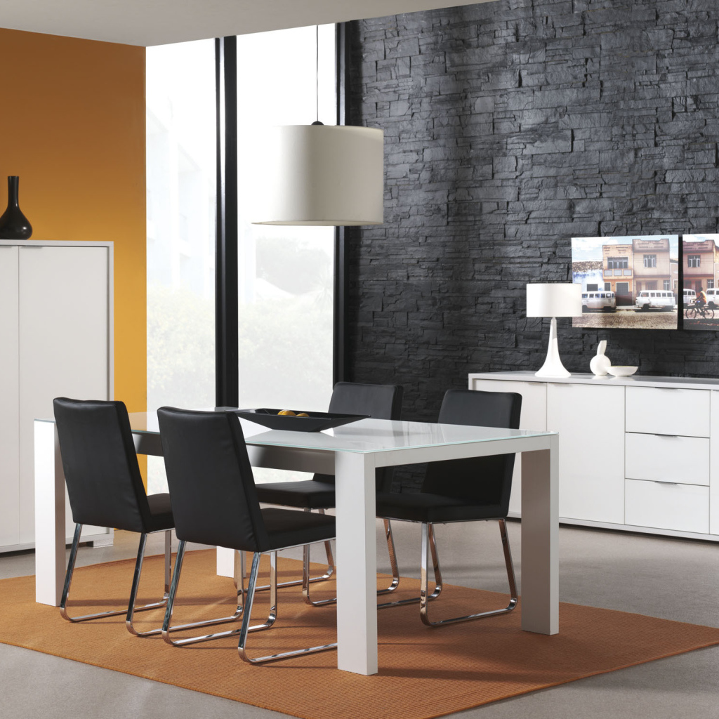 Черная стена в столовой