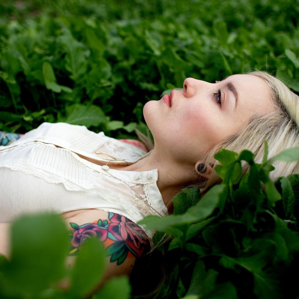 Блондинка лежит в траве