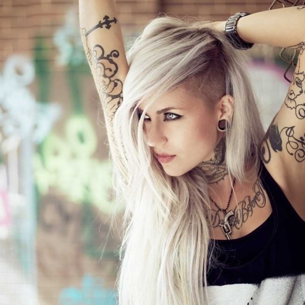 Блондинка с татуировками