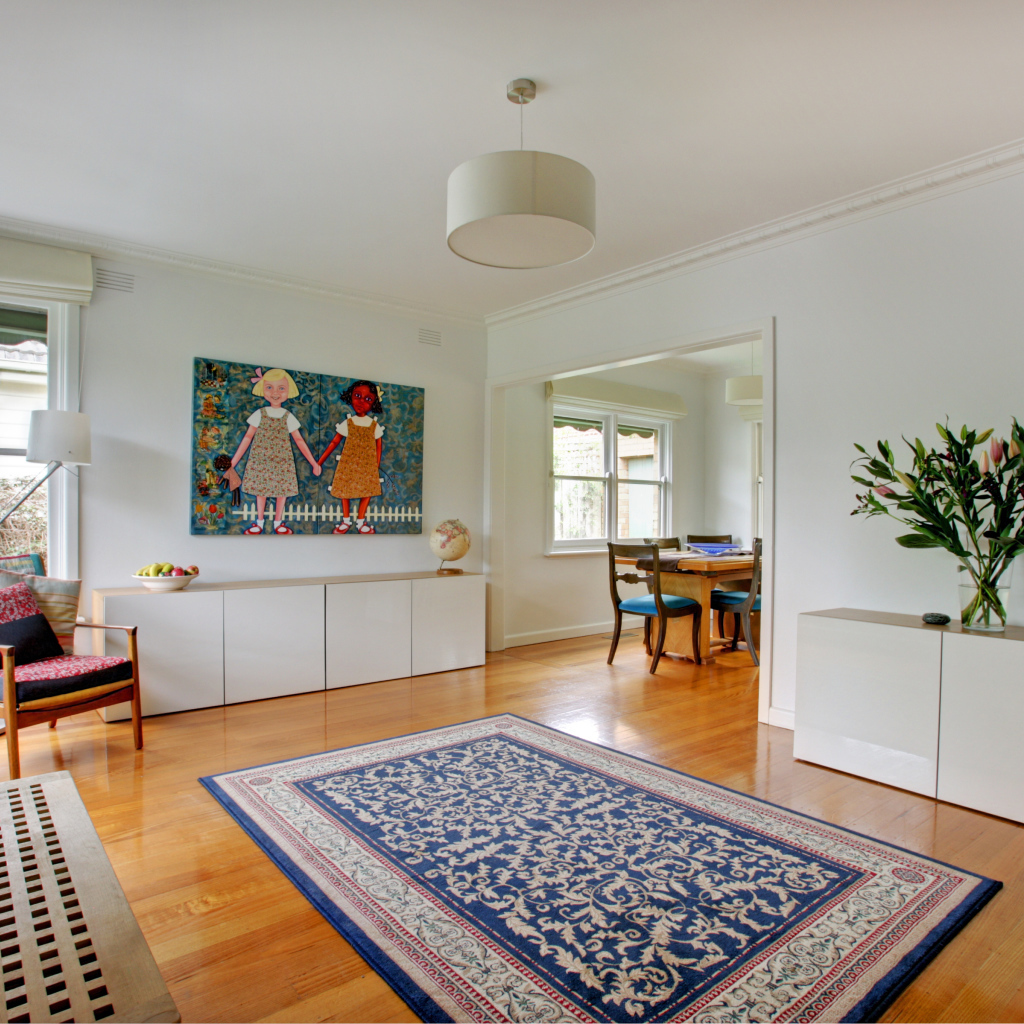 Голубой коврик в гостиной