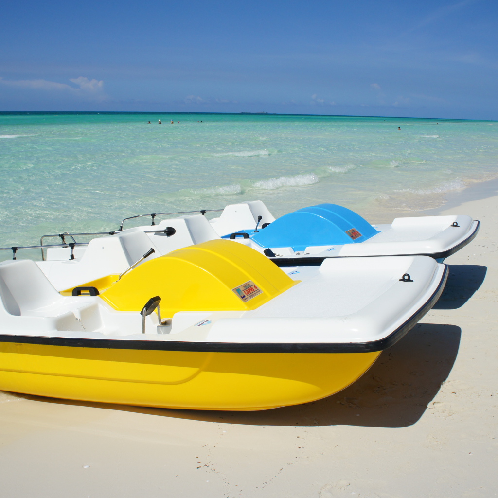 Лодки на пляже на курорте Кайо Санта Мария, Куба