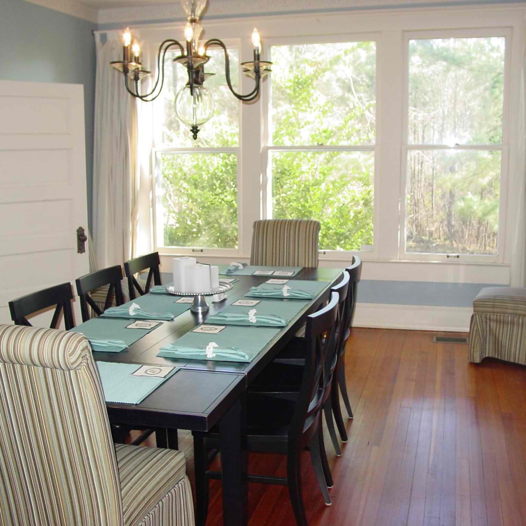 Светлая столовая в доме