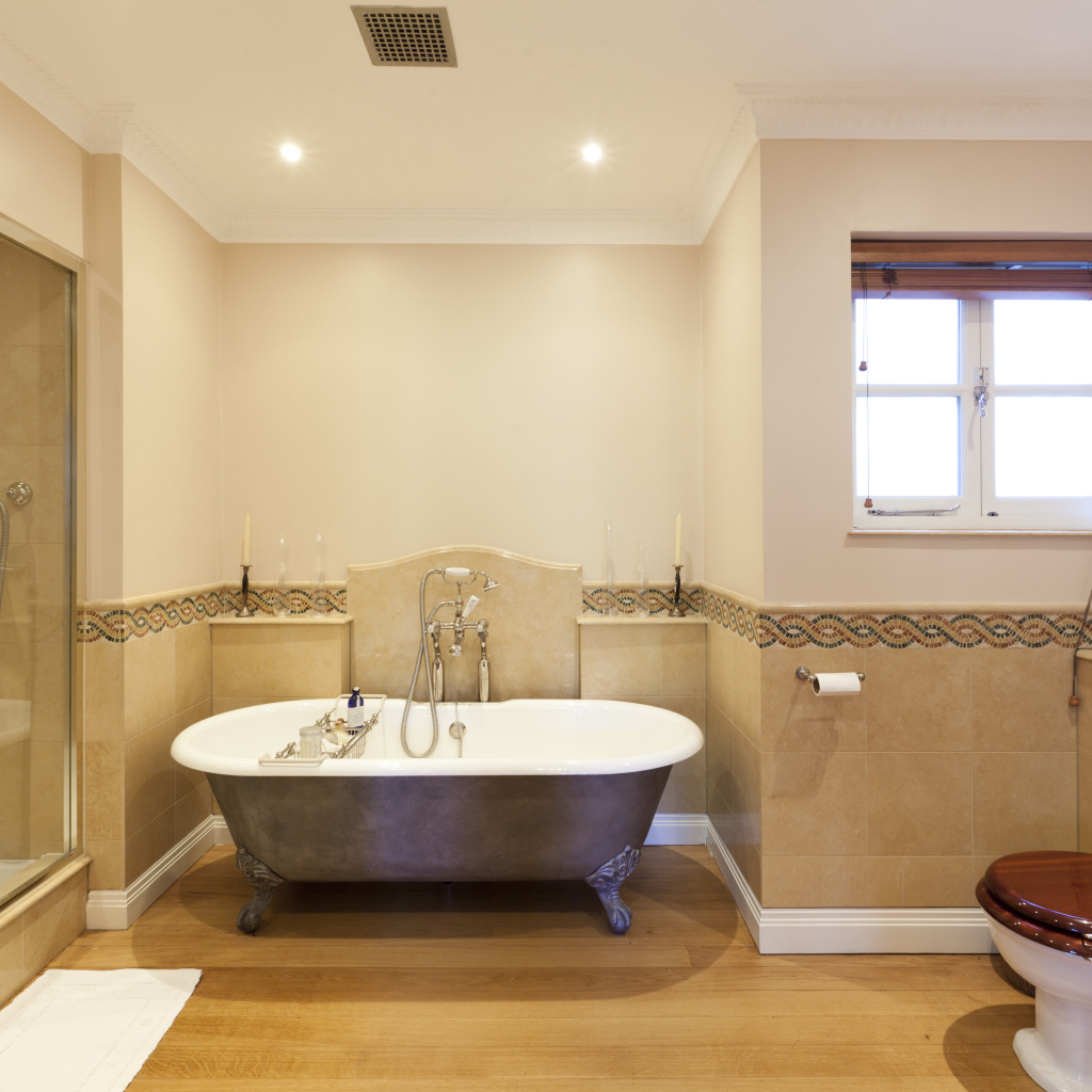 Яркое освещение в ванной