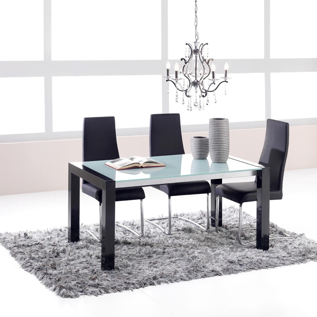 Яркая современная столовая