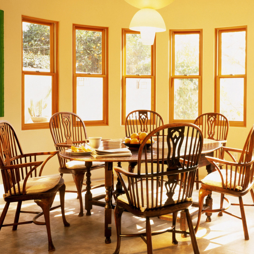 Солнечная яркая столовая