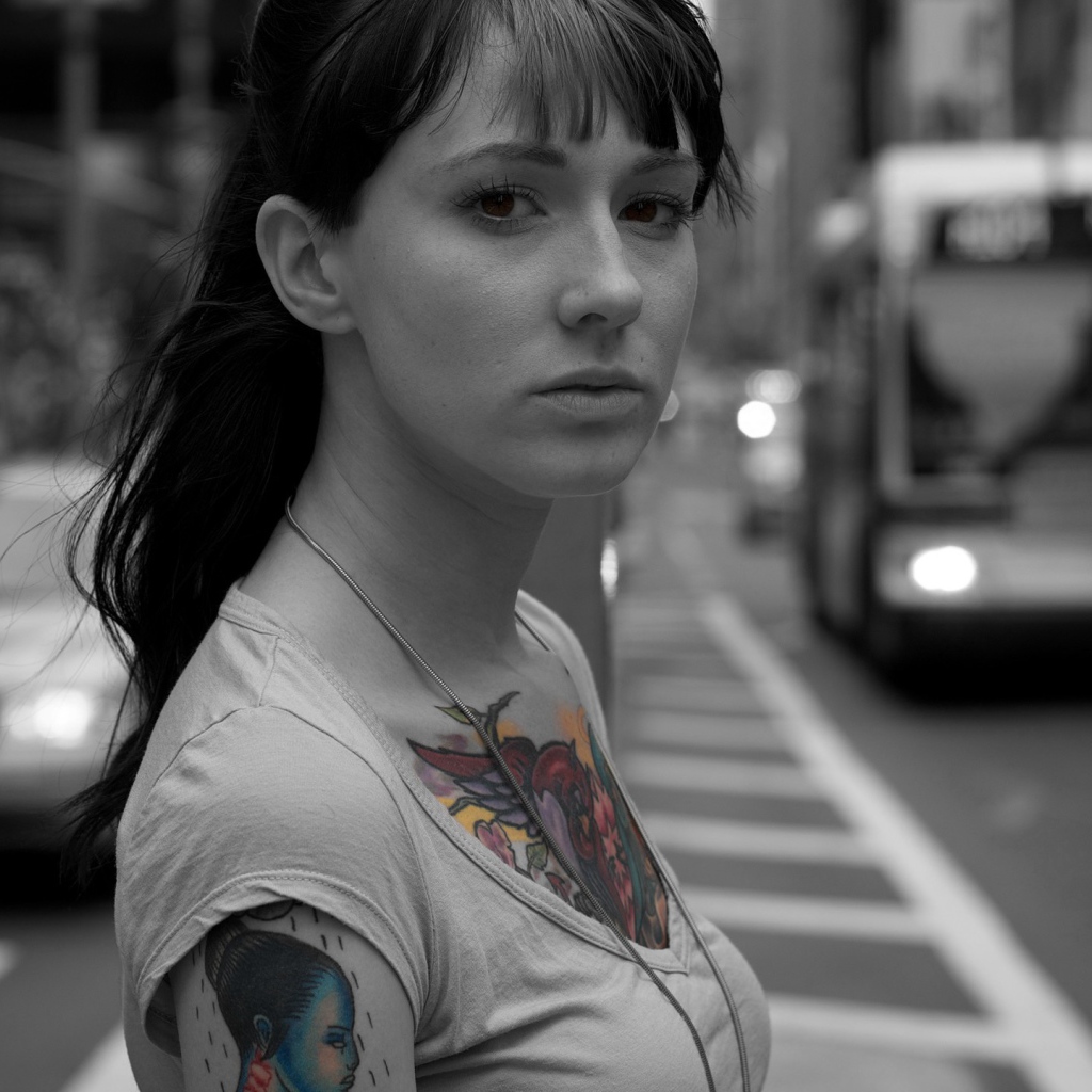 Кареглазая девушка с тату