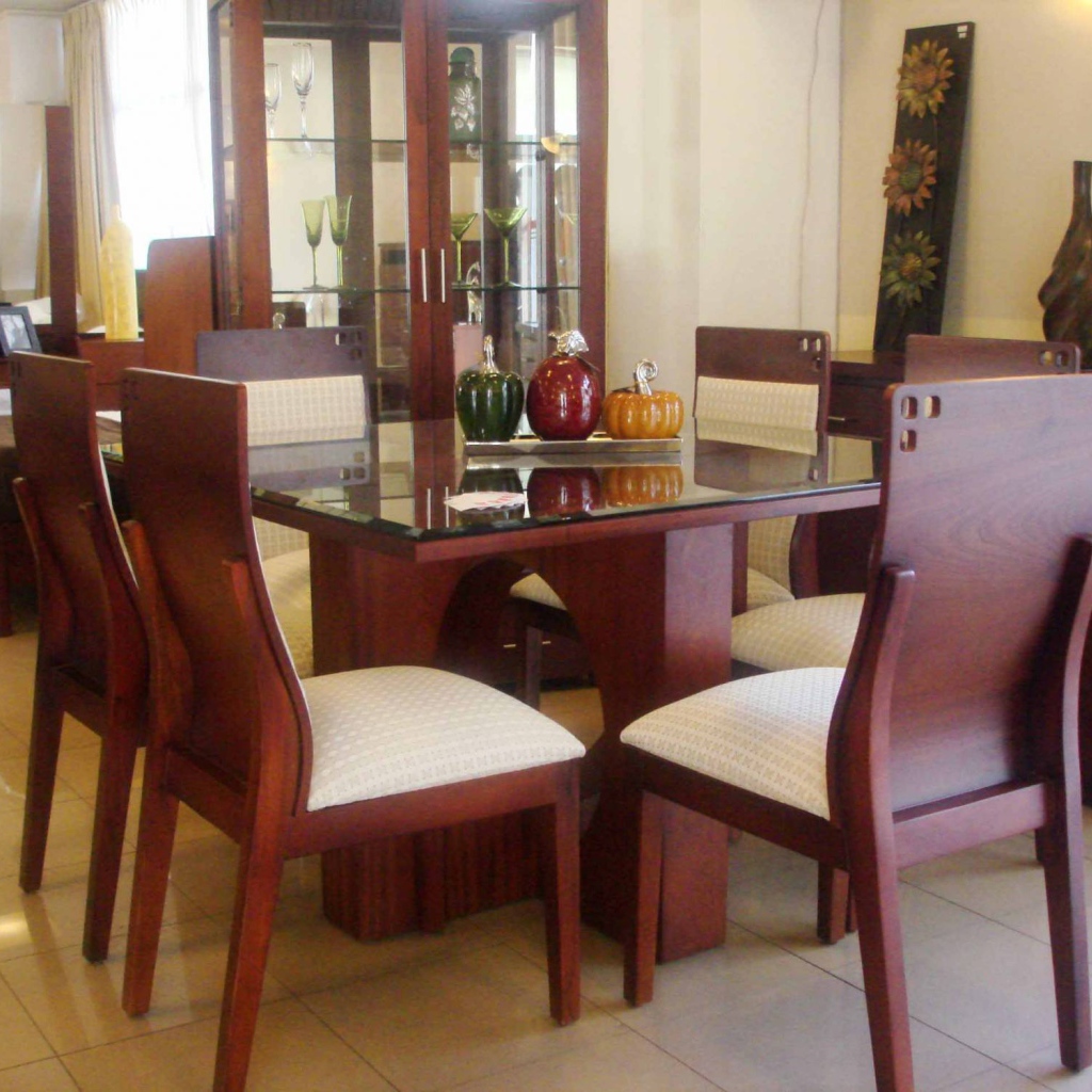 Коричневые стулья в столовой