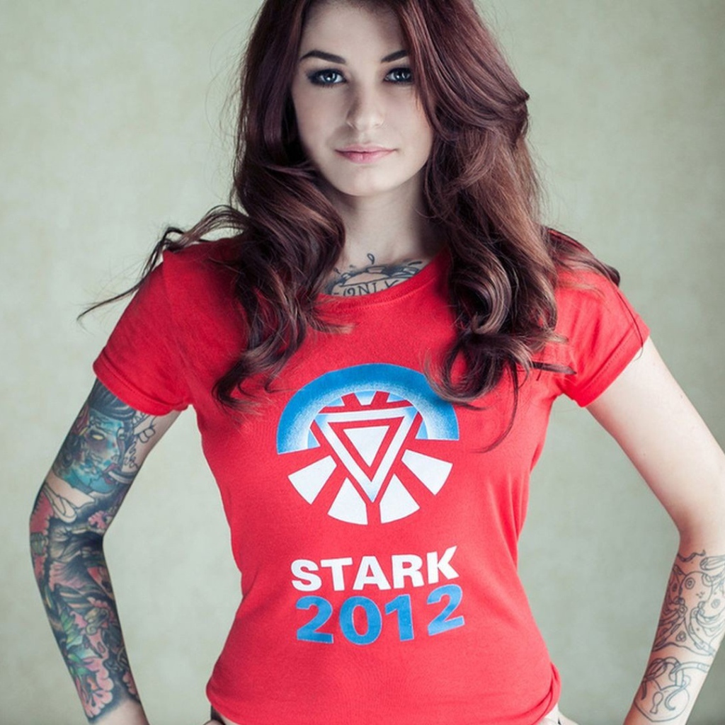 Шатенка с татуированными руками