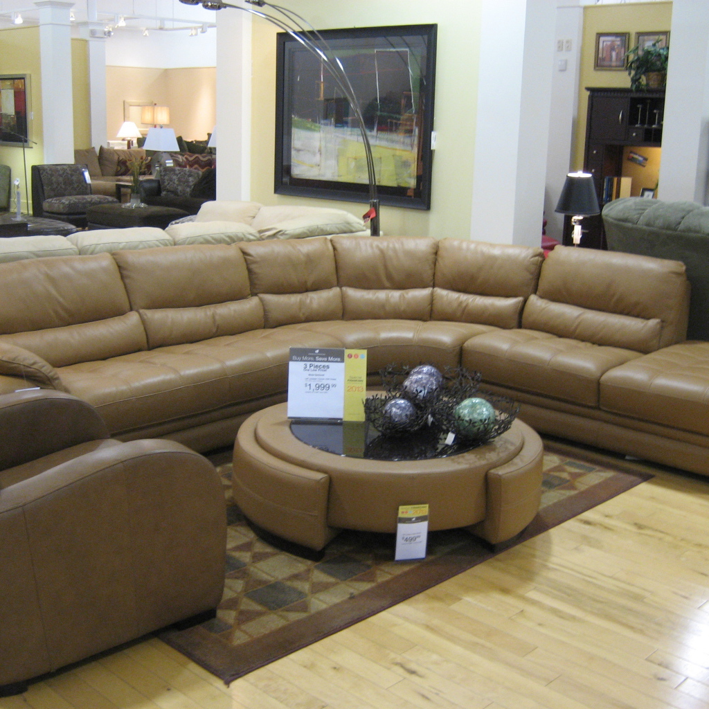 Кожаный коричневый диван в гостиной