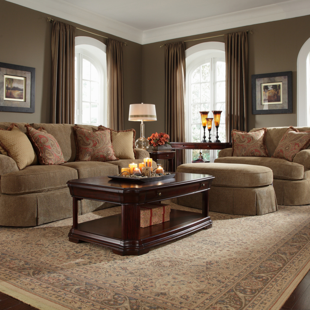 Коричневый диван в гостиной