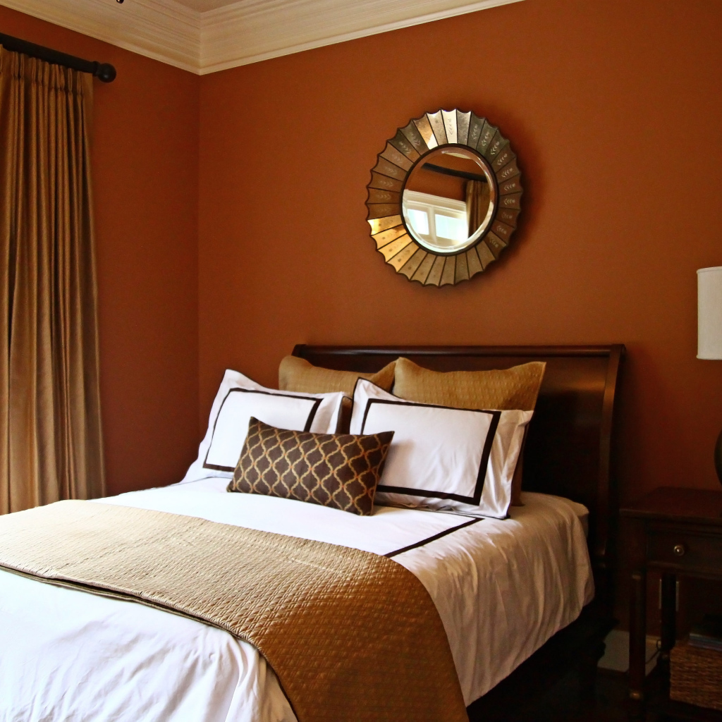 Коричневые стены в спальне