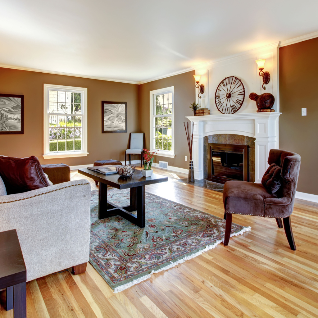 Коричневые стены в гостиной