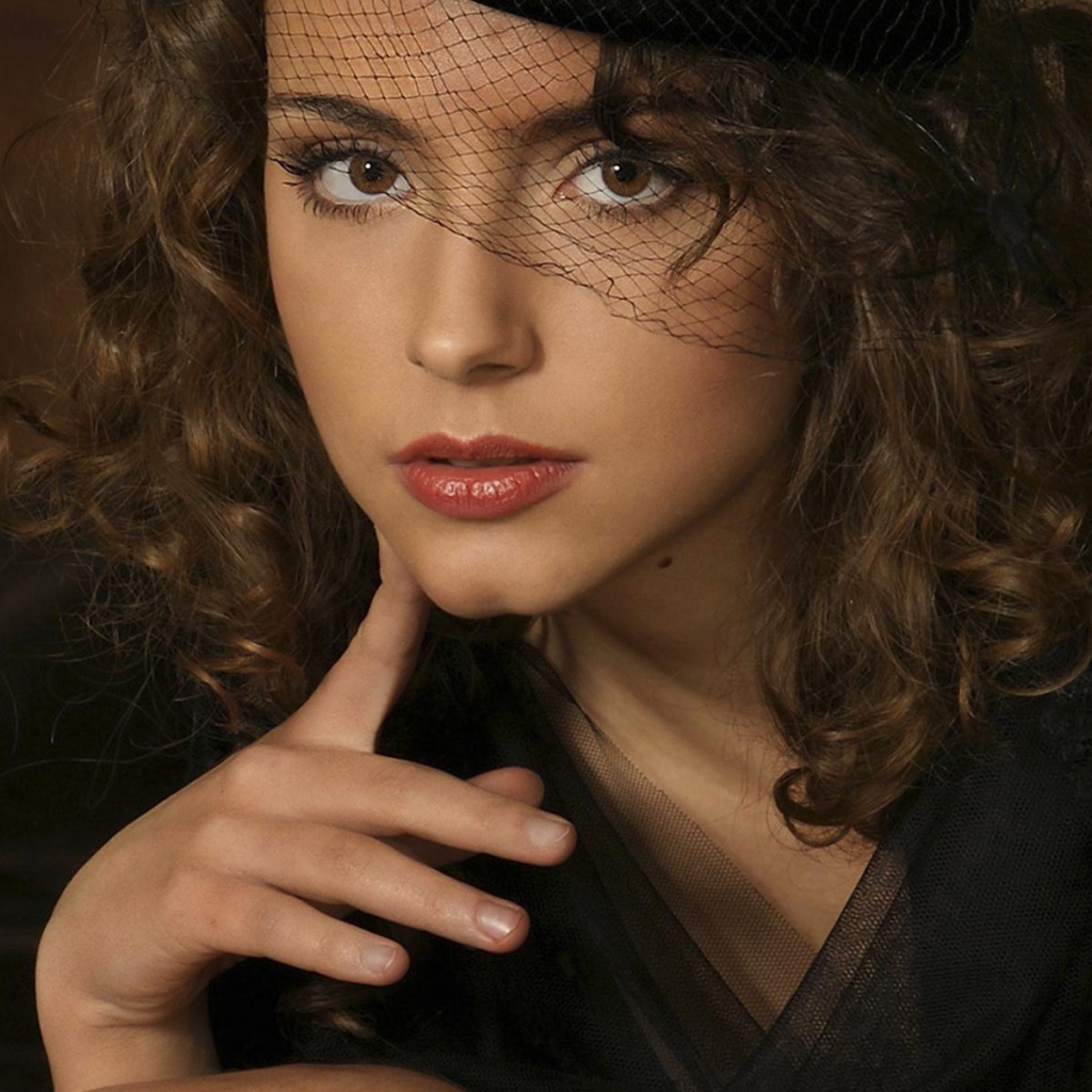 Брюнетка в чёрном платье