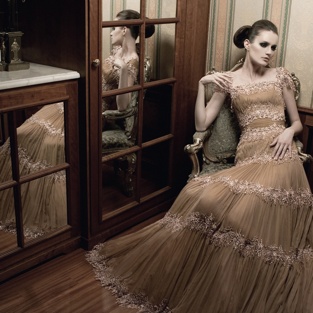 Брюнетка в шикарном платье