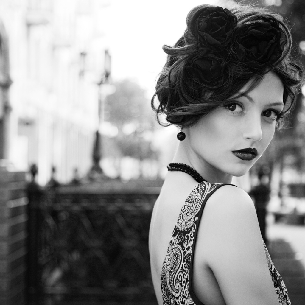 Брюнетка с тёмной помадой