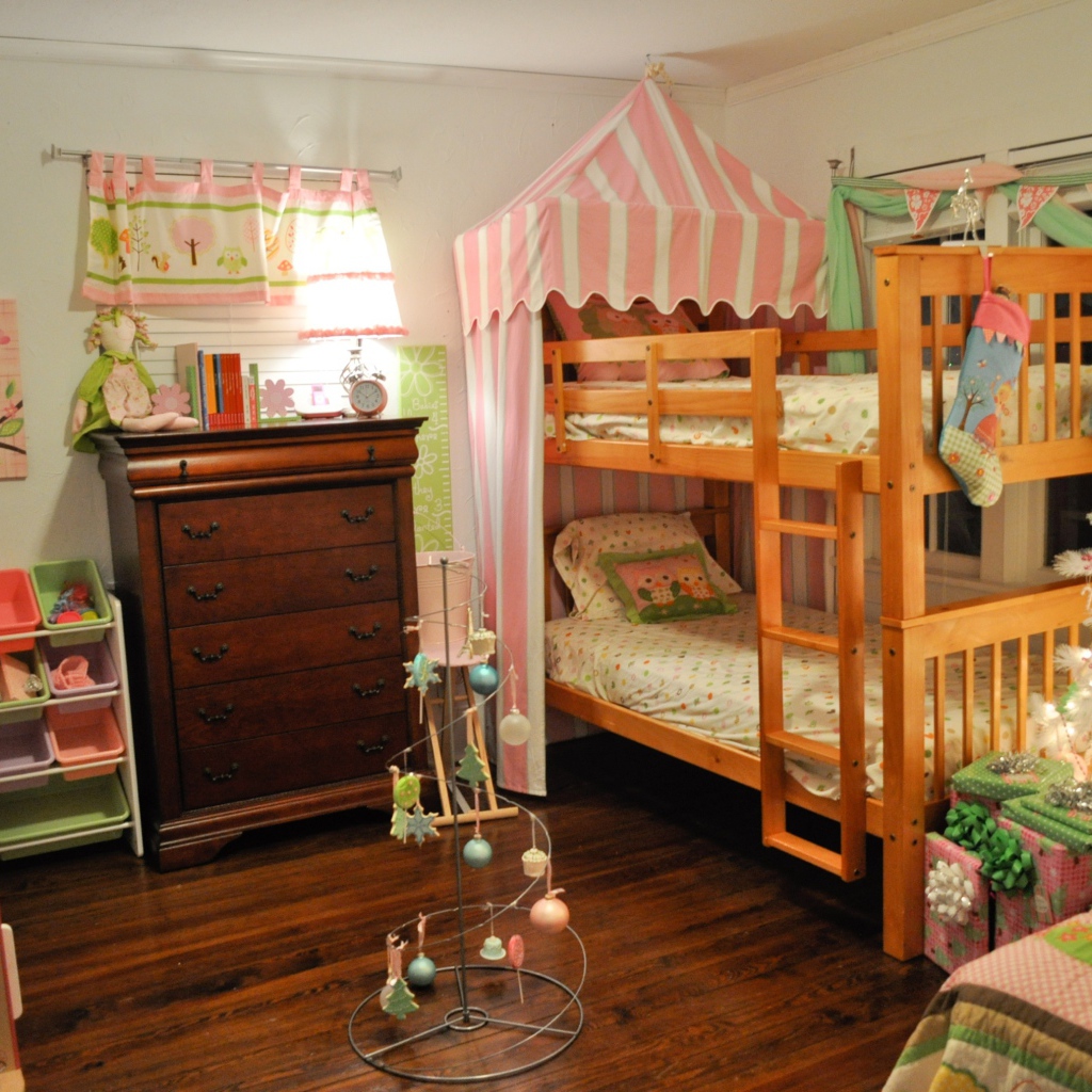 Двухэтажная кровать в детской
