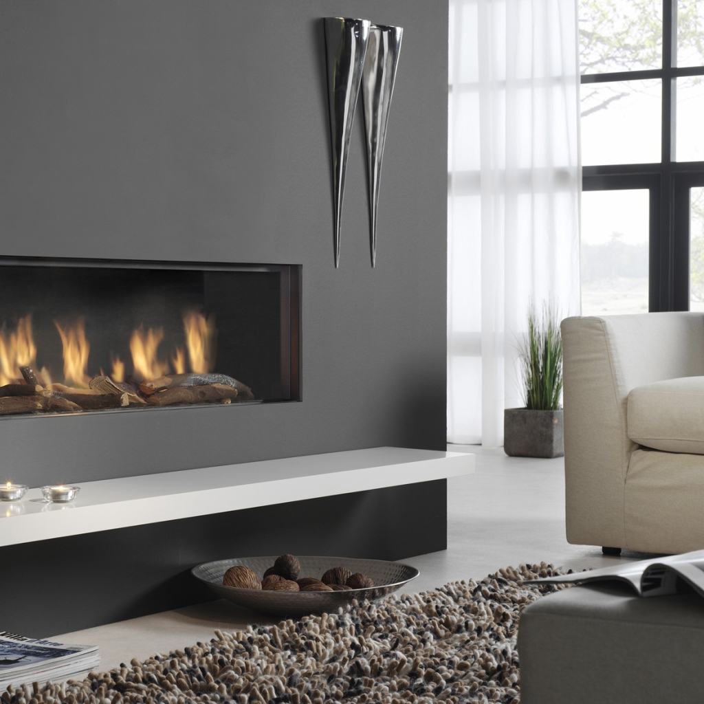 Горящий камин гостиной